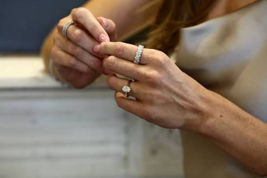 Finding the Perfect Engagement Ring: The Role of Expert UK Jewellers
